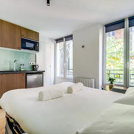 Montmartre L Center & Historic Sacre-coeur Apartment